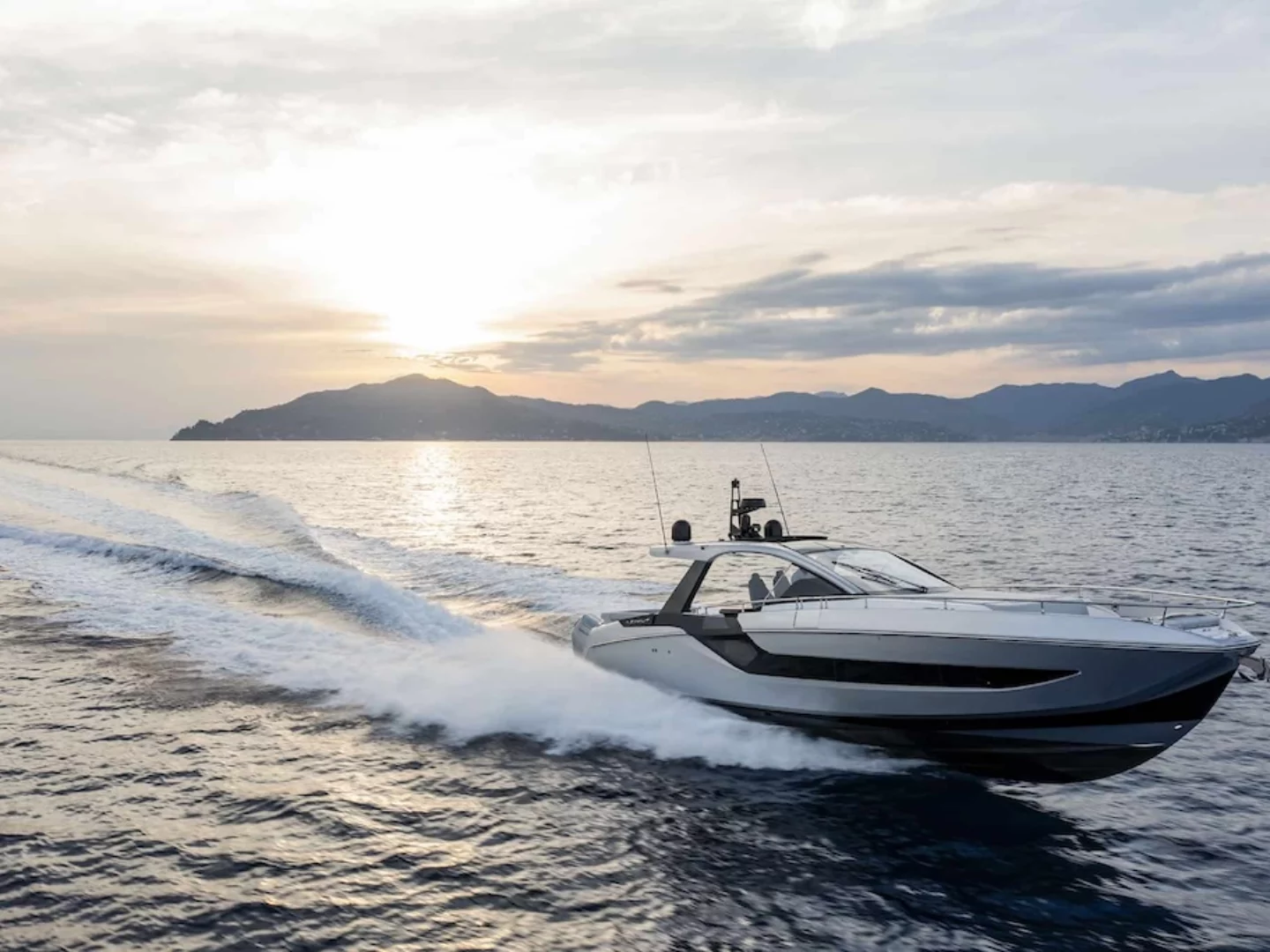 Azimut collabora con Silver Seas Yachts per rafforzare la presenza nella Costa Ovest USA, offrendo lusso e innovazione.