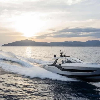 Azimut collabora con Silver Seas Yachts per rafforzare la presenza nella Costa Ovest USA, offrendo lusso e innovazione.