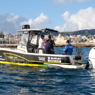 Scopri il Tuccoli T250VM Evoluzione con Suzuki DF350AMD: tecnologia avanzata e performance per la pesca sportiva.