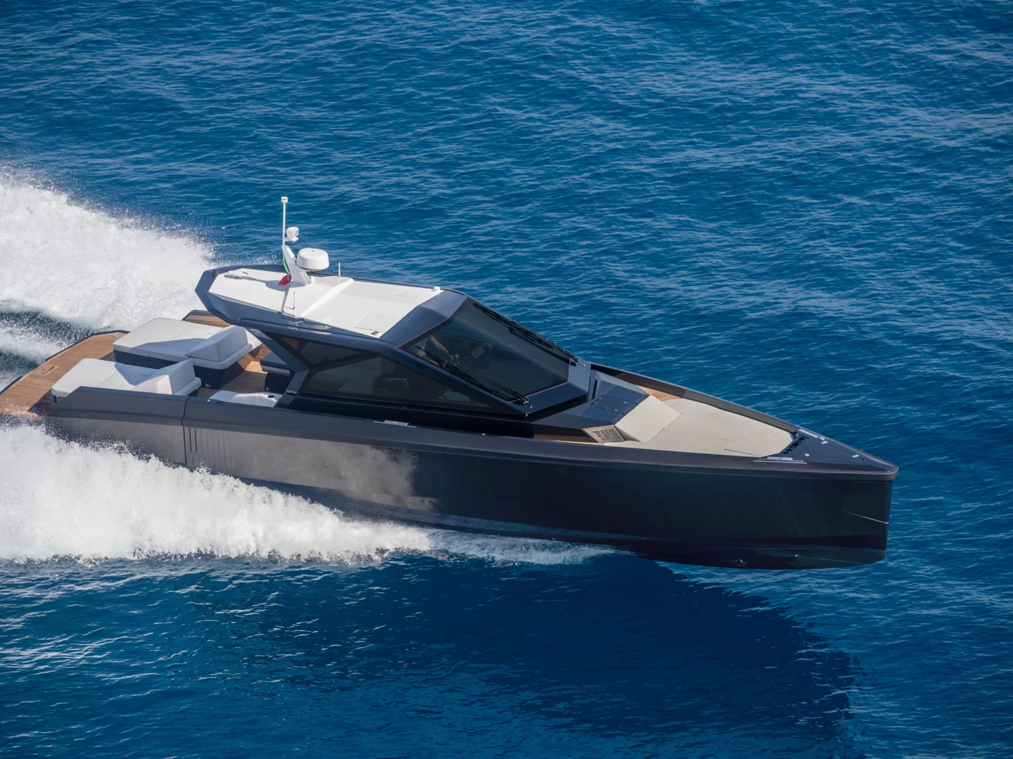 Scopri il Wallypower50: design innovativo, prestazioni fino a 36 nodi, interni di lusso e massima versatilità in mare.