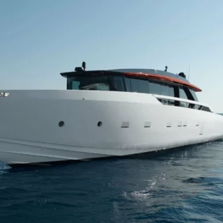 Sanlorenzo svela il nuovo SP92 al Boot Düsseldorf 2025, yacht di lusso che combina design Made in Italy, alte prestazioni e sostenibilità.