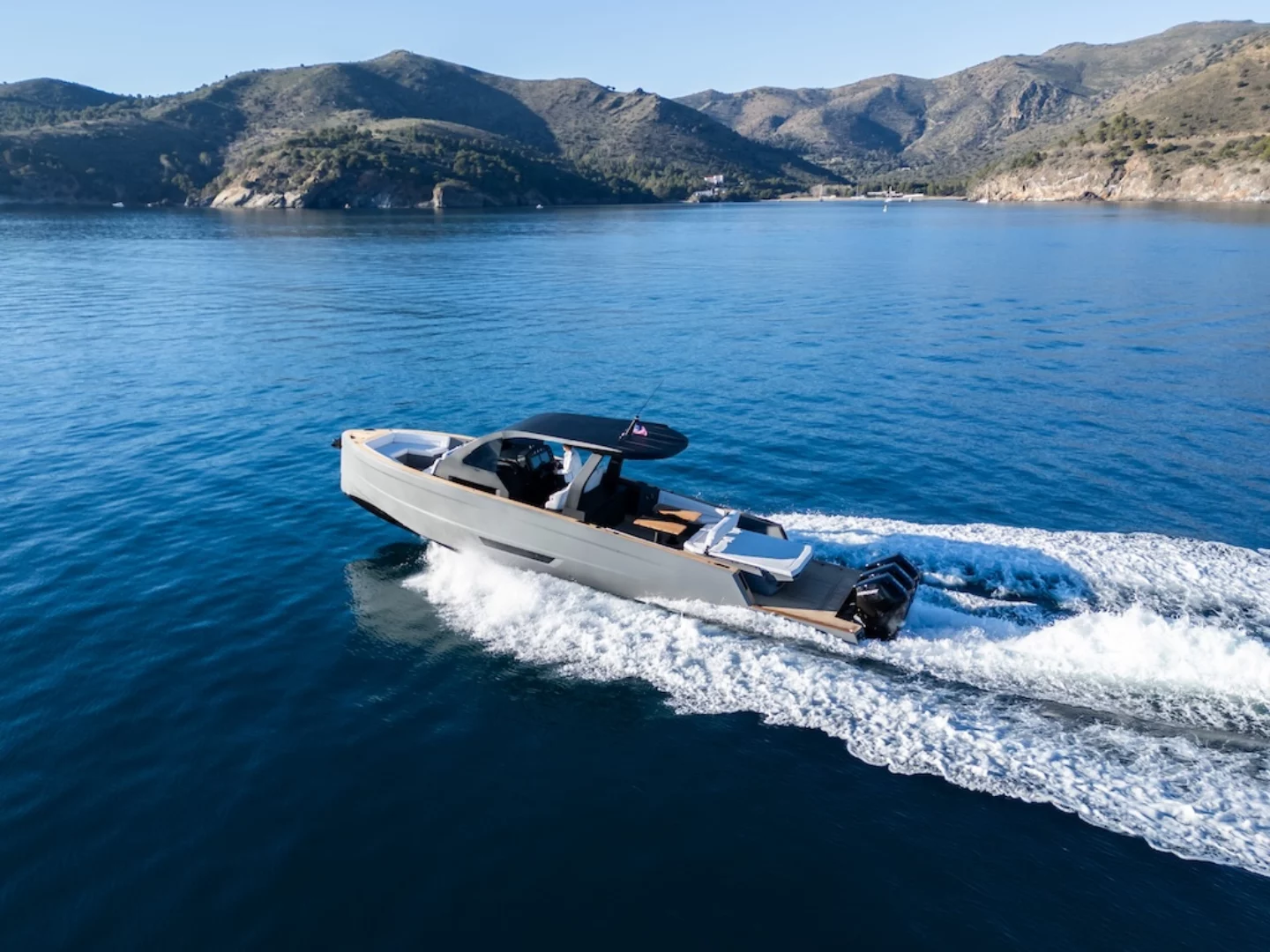 Maxim Yachts Max 44 R: daycruiser di lusso con 51 nodi di velocità, design innovativo e comfort per il mercato USA.