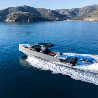 Maxim Yachts Max 44 R: daycruiser di lusso con 51 nodi di velocità, design innovativo e comfort per il mercato USA.