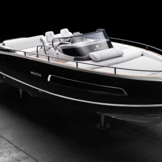 Scopri Invictus GT280 Carbon Look al boot Düsseldorf 2025: design in carbonio, tecnologia ‘pre-preg’ e innovazione.