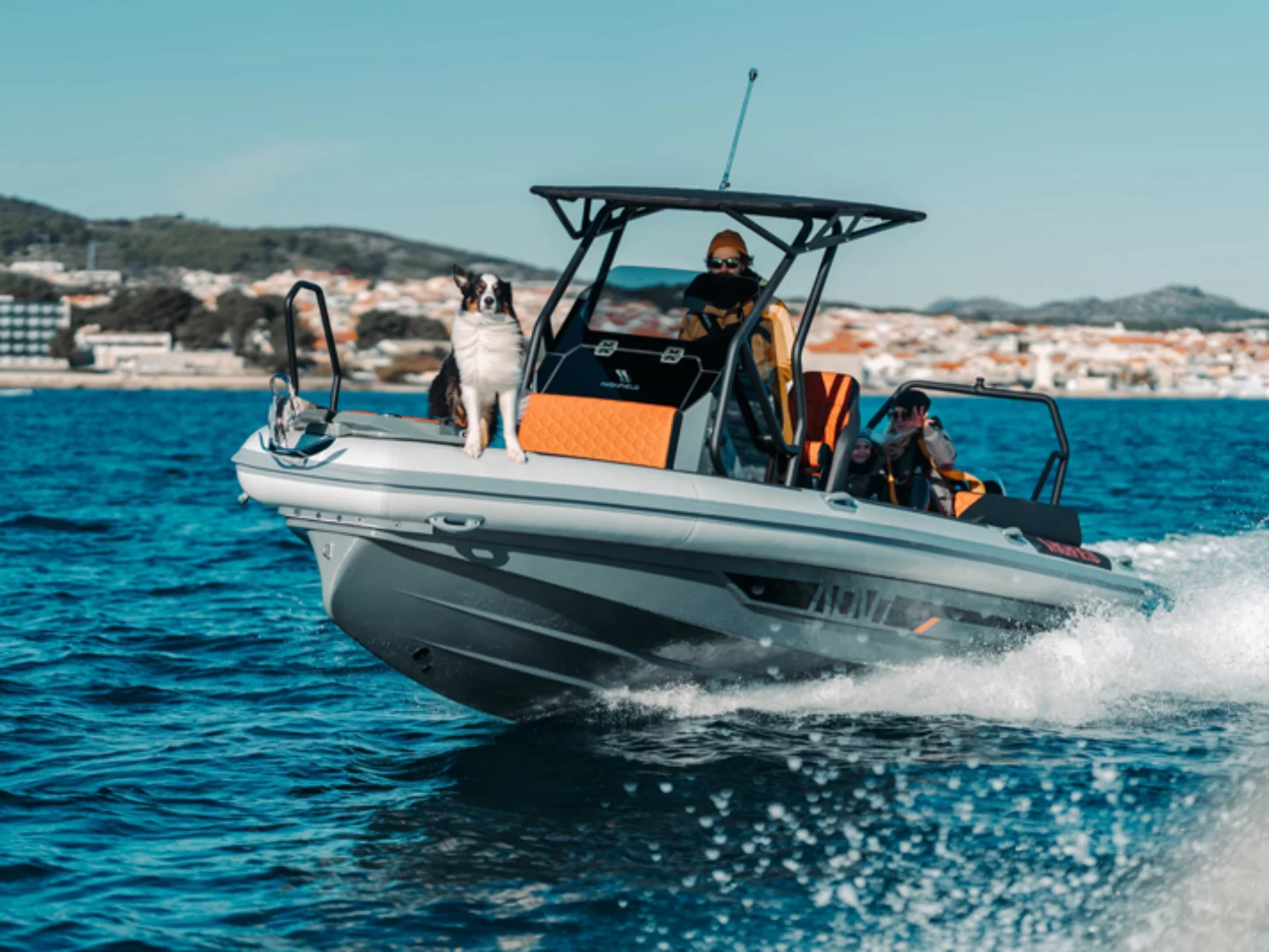 Scopri l'innovativo Highfield Boats ADV 7: navigabilità eccellente, comfort per 8 persone e design versatile.