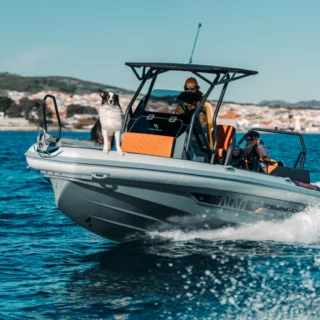 Scopri l'innovativo Highfield Boats ADV 7: navigabilità eccellente, comfort per 8 persone e design versatile.