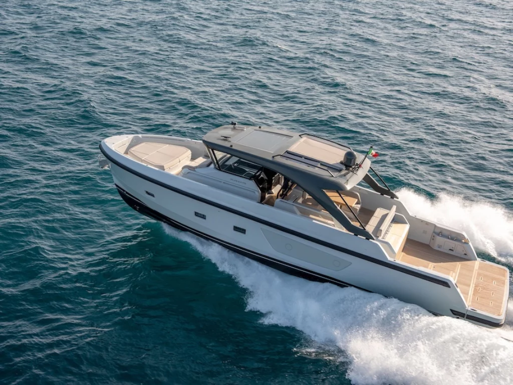 Sanlorenzo e Bluegame al Miami Boat Show 2025 con yacht innovativi, design esclusivo e tecnologia Made in Italy.