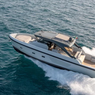 Sanlorenzo e Bluegame al Miami Boat Show 2025 con yacht innovativi, design esclusivo e tecnologia Made in Italy.