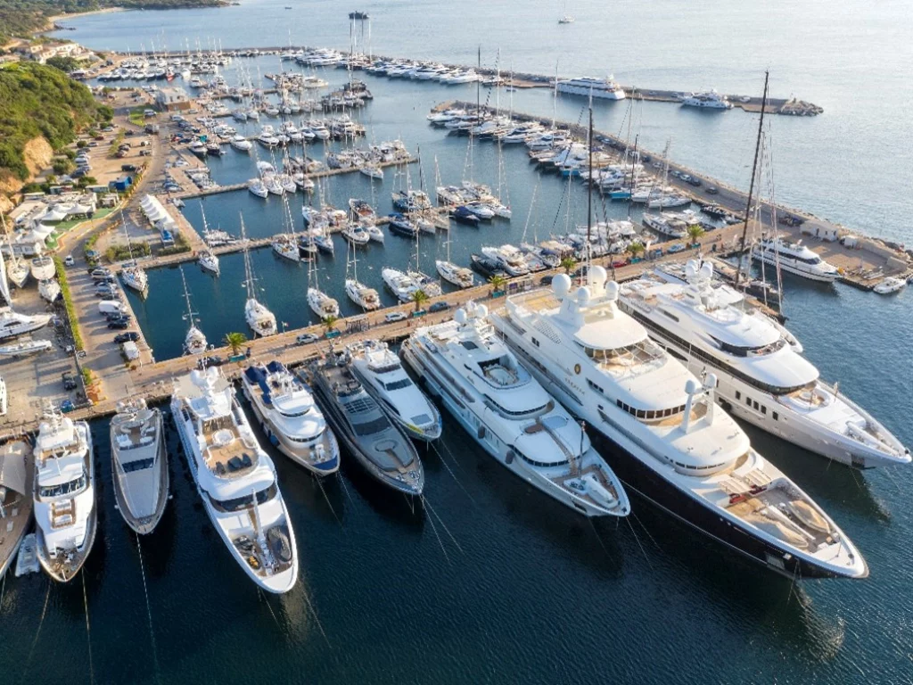 IGY Marinas e Aqua superPower portano in Sardegna la prima stazione di ricarica elettrica marina presso IGY Portisco.