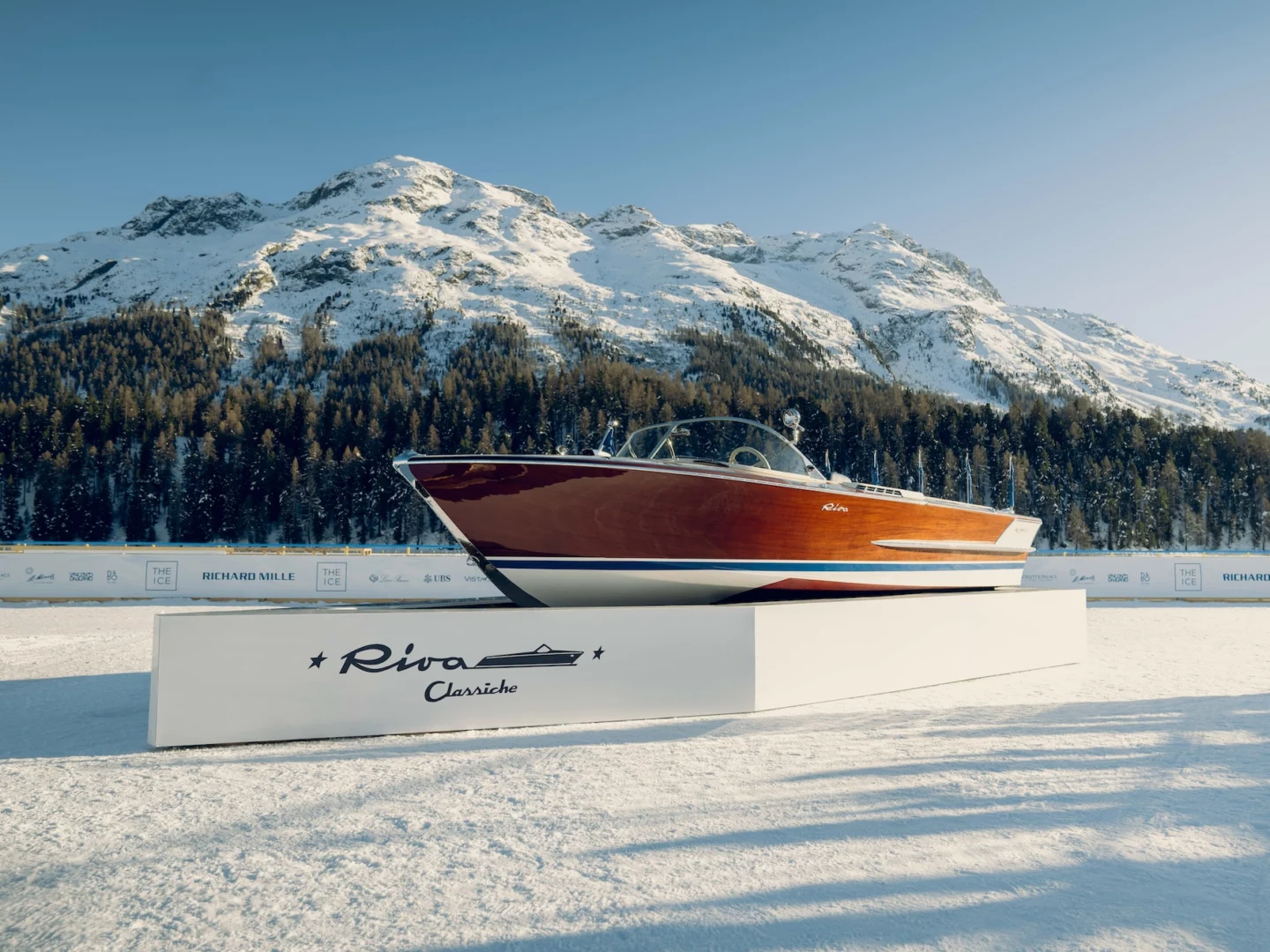 Riva Classiche al The I.C.E. St. Moritz 2025: motoscafi d’epoca, eleganza senza tempo e auto classiche sul ghiaccio.