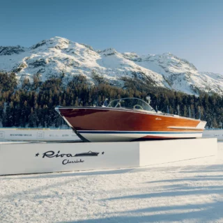 Riva Classiche al The I.C.E. St. Moritz 2025: motoscafi d’epoca, eleganza senza tempo e auto classiche sul ghiaccio.