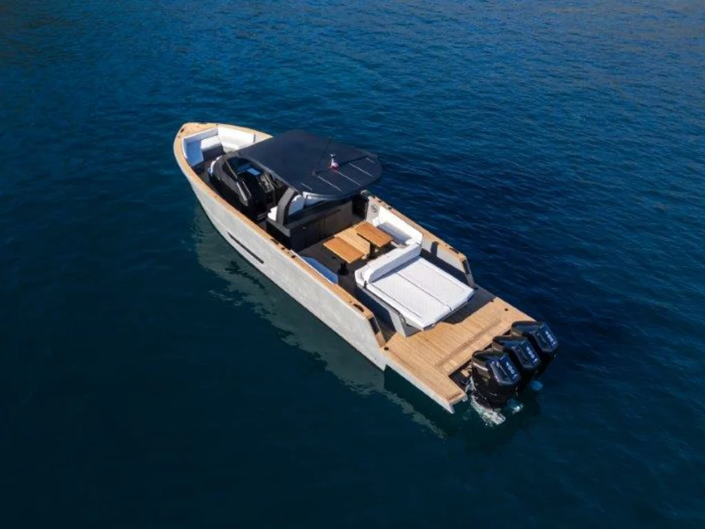 Maxim Yachts debutta negli USA con Max 44 R, daycruiser da 50+ nodi, al Miami Boat Show 2025. Scoprilo a Herald Plaza!