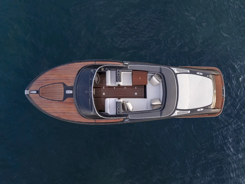 Riva Iseo Super: il nuovo runabout di 27 piedi unisce eleganza, innovazione e prestazioni elevate. Scoprilo al BOOT 2025.