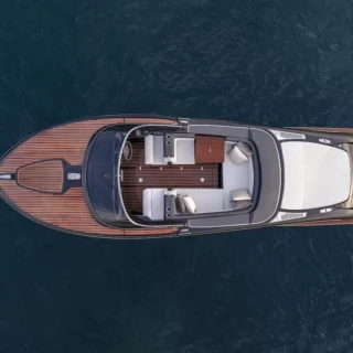 Riva Iseo Super: il nuovo runabout di 27 piedi unisce eleganza, innovazione e prestazioni elevate. Scoprilo al BOOT 2025.