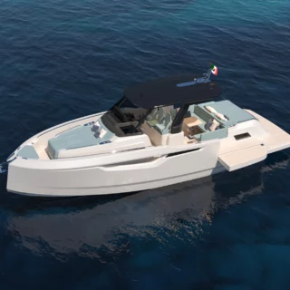 Cayman Yachts 380 WA debutta al NauticSud 2025: eleganza, prestazioni e comfort in un'imbarcazione da 10 metri.