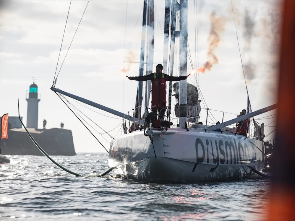 Giancarlo Pedote conclude il Vendée Globe 2024 in 85 giorni, affrontando sfide estreme e segnando un record.