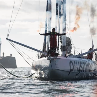 Giancarlo Pedote conclude il Vendée Globe 2024 in 85 giorni, affrontando sfide estreme e segnando un record.