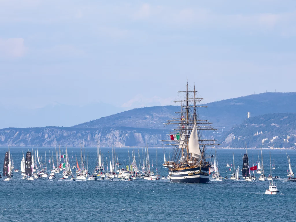 Barcolana Special Edition 2025 celebra Nave Vespucci a Trieste con una spettacolare Boat Parade e mostra fotografica.