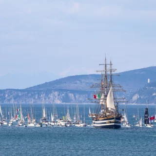 Barcolana Special Edition 2025 celebra Nave Vespucci a Trieste con una spettacolare Boat Parade e mostra fotografica.