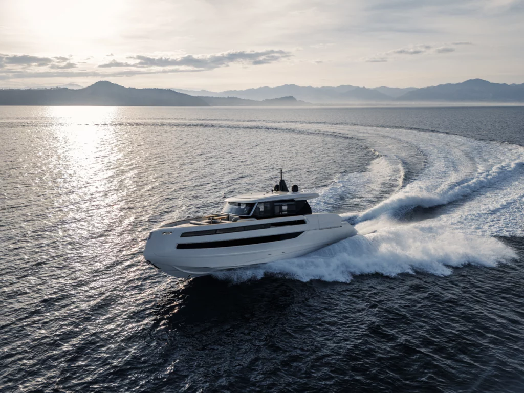 Invictus ST550: l’equilibrio perfetto tra eleganza, spazio e innovazione. Scoprila al Cannes Yachting Festival 2025!